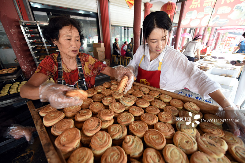 2019年9月9日,在山东省临沂市郯城县马头镇"于家老字号月饼店"的工人