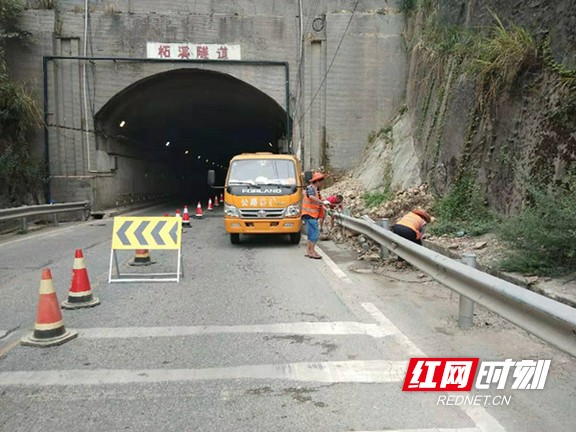 安化县公路养护人员在柘溪隧道出口处治水毁灾害.