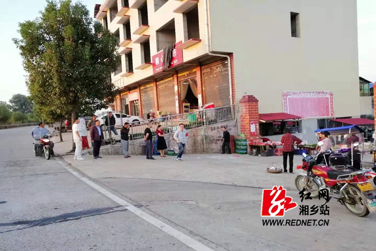 潭市镇:专项行动动真格 重拳取缔马路市场 红网湘乡站