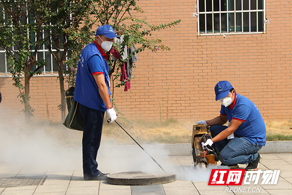 专业人员在长沙市第三社会福利院进行除虫害消杀工作.