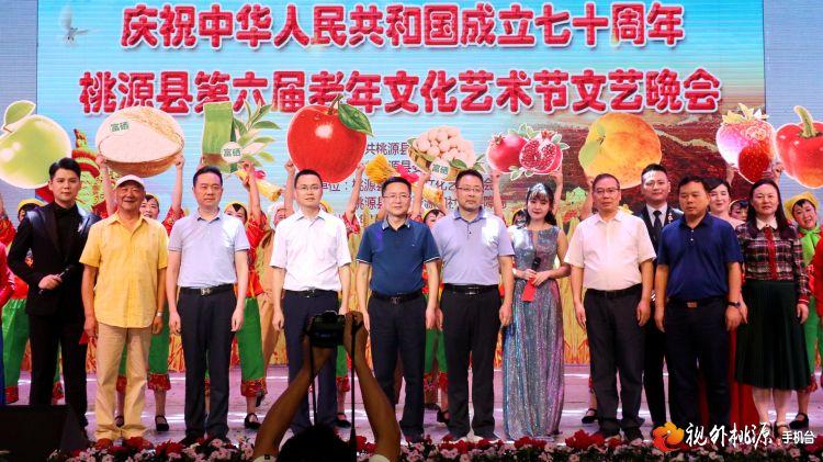 县领导陈德,魏岳林,张志红,刘德平,叶春华观看演出.