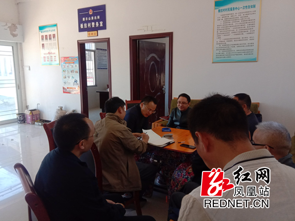 10月21日讯(通讯员 唐成保)10月19日,凤凰县政府办主任龙志勇带领该办