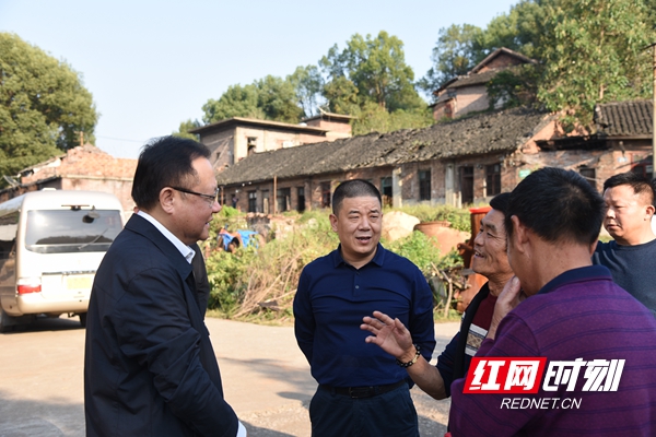龚文密在短陂桥煤矿听取煤矿职工的意见建议.