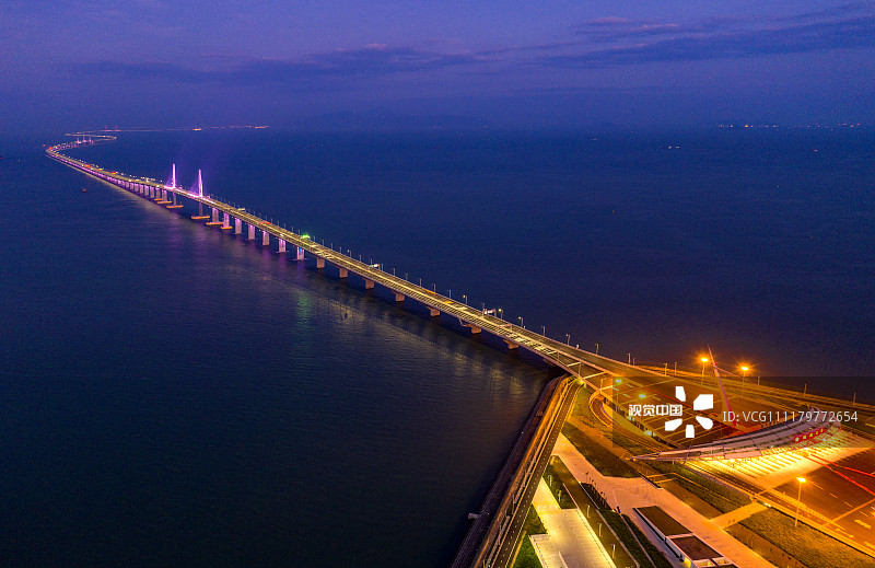 2018年12月3日,广东珠海,通车后的港珠澳大桥夜景.