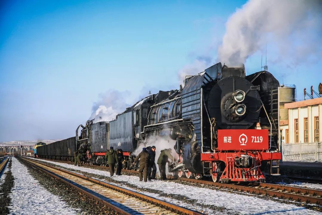 内蒙古自治区赤峰市林西县,前进型蒸汽机车在林西站停车会让师傅们