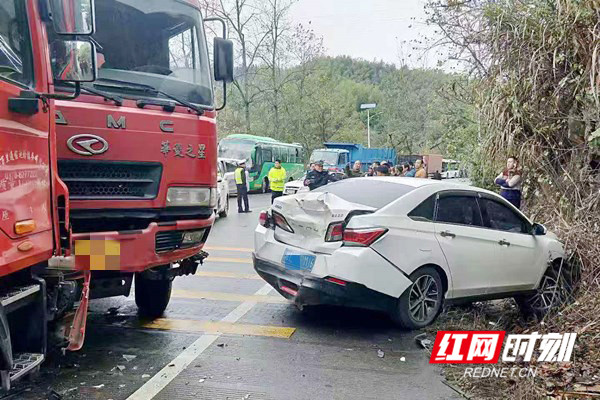 郴州一大货车强行超车失控后两连撞,现场十分惊险