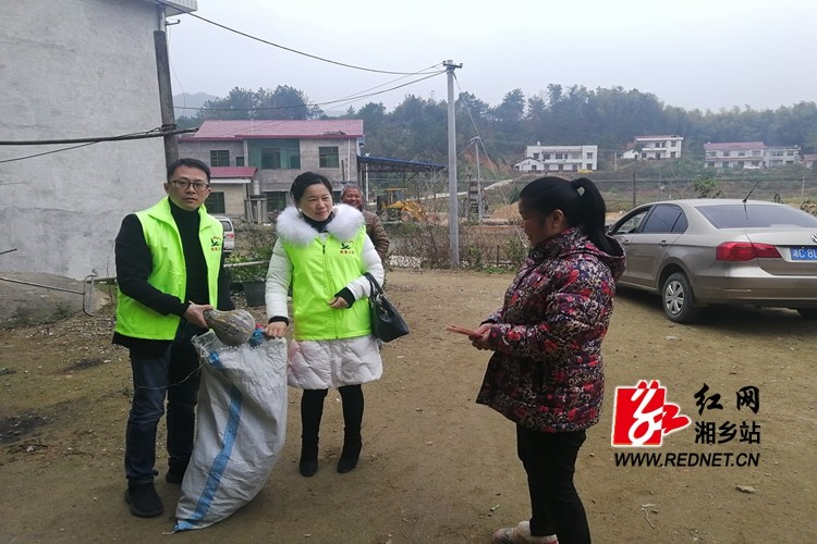 湘潭市微爱公益协会爱心人士来潭市镇开展精准扶贫送温暖,献爱心活动