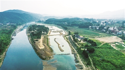 建设中的狐狸岛旅游项目.隆回县三阁司镇中洲村村民在"扶贫车间"工作.