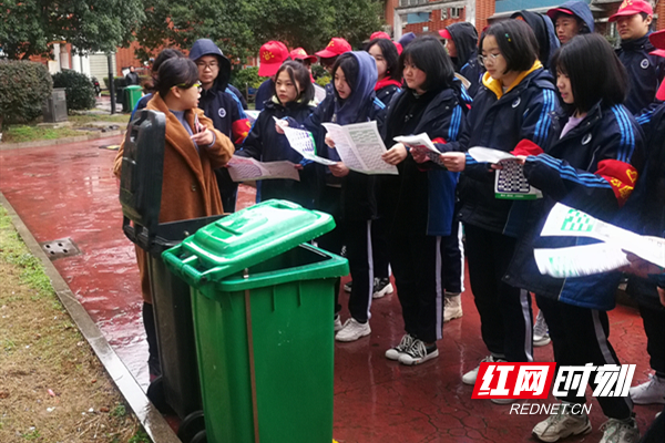 青少年们走出课堂,实践垃圾分类现场.