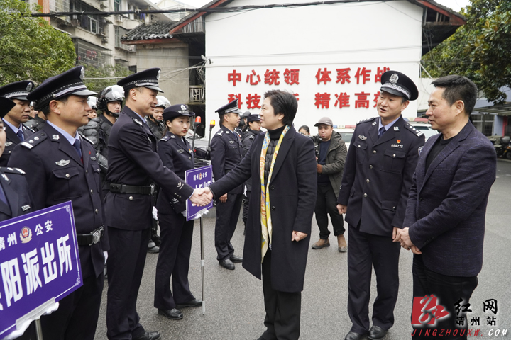 在县公安局,张远松向奋战在一线的民警表示感谢,肯定了一年来,县