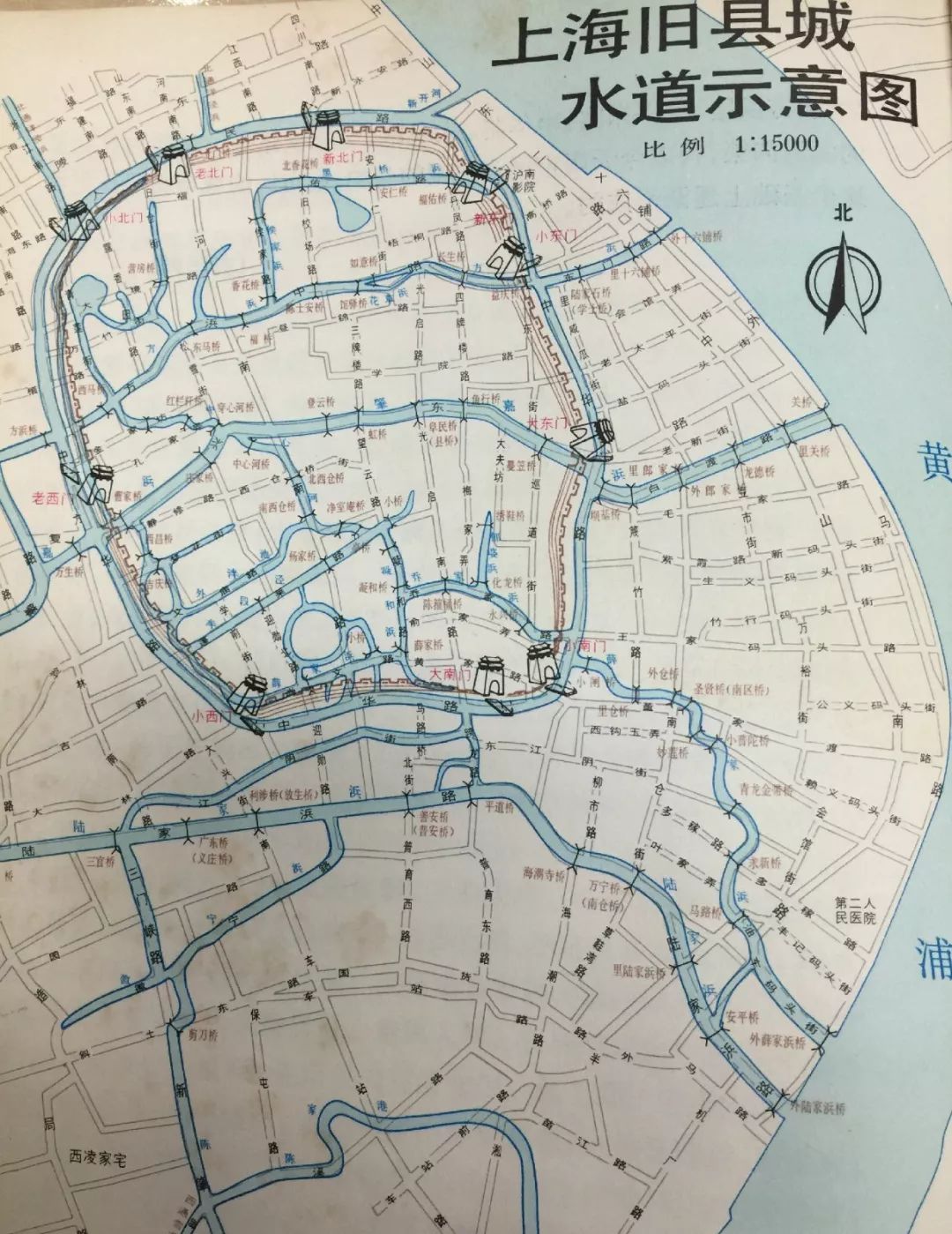 上海旧县城水道示意图.图中还标出了原有桥梁的位置