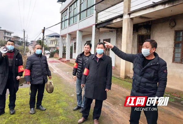 大市镇村干部带领村支两委成员走村入户提醒市民不拜年,宣传安全防护