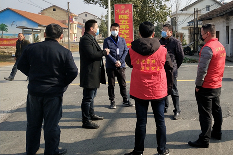 1月28日,副区长陈帮辉(右二)来到芦荻山乡督导新型冠状病毒感染的