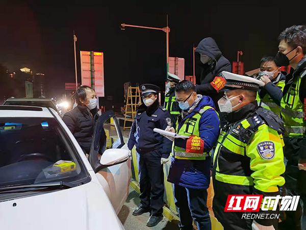 临湘市公安局交警大队民警在京珠高速临湘收费站出口执勤.