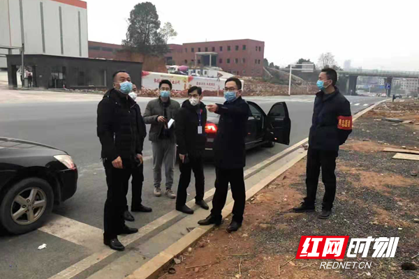 大祥区委副书记,区长邓涛在雨溪街道督查疫情防控及人居环境整治工作.