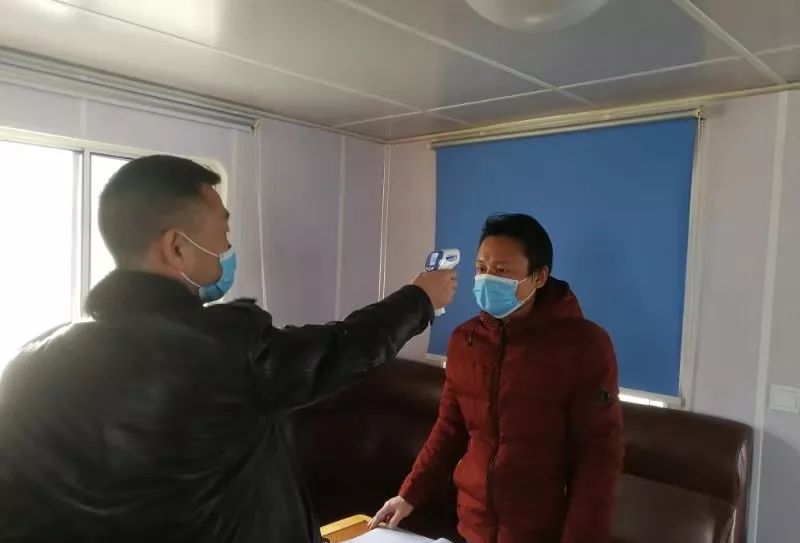 管理局武圣宫航道管理处对留守值班人员进行体温检测,做好疫情排查
