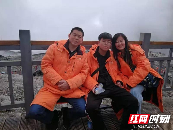 李卿平,彭芳"全家福".