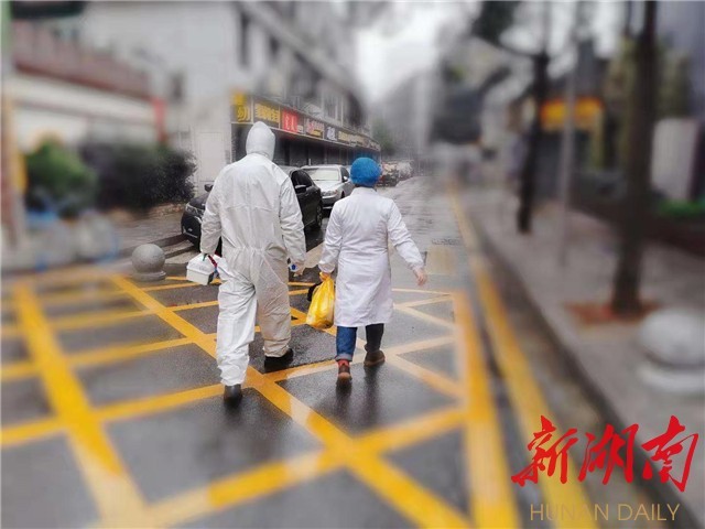 风雨路上的抗疫背影.