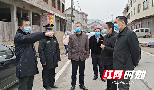 2月9日上午,衡山县委书记尹培国(左三)前往东湖镇,专题督导新冠肺炎