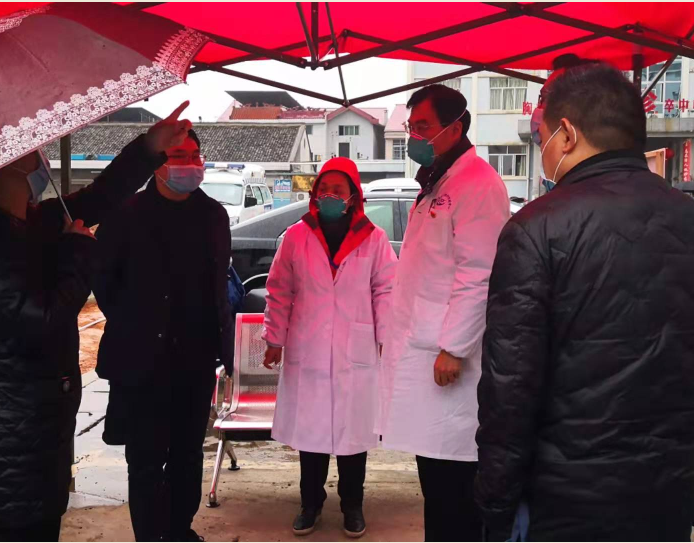 2月2日,唐雨新(图中)在茶陵县人民医院指导疫情防控工作.