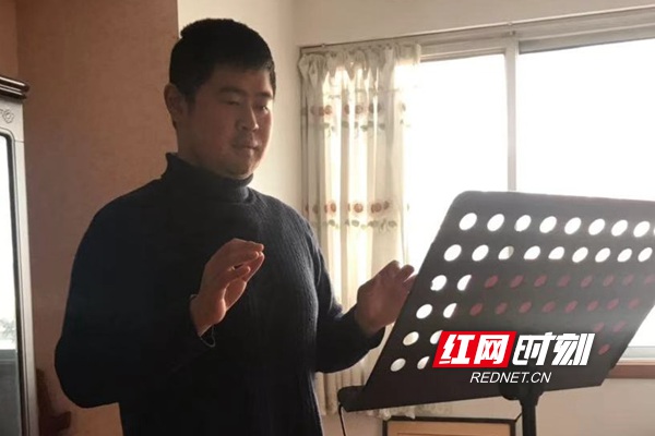 (通讯员 张杰 卢宗旺李娜 卓东"下面请孙愉轩同学演奏小协奏曲第三行