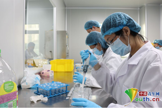 员工加班加点工作在病毒标本采集器生产一线.采访对象供图
