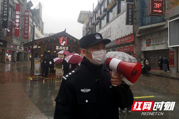 天心区公安分局坡子街派出所民警为"网红店"营业护航.