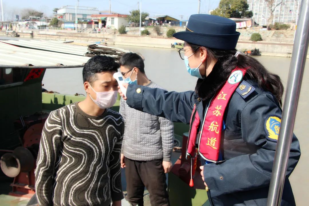 潘慧给船民测量体温.