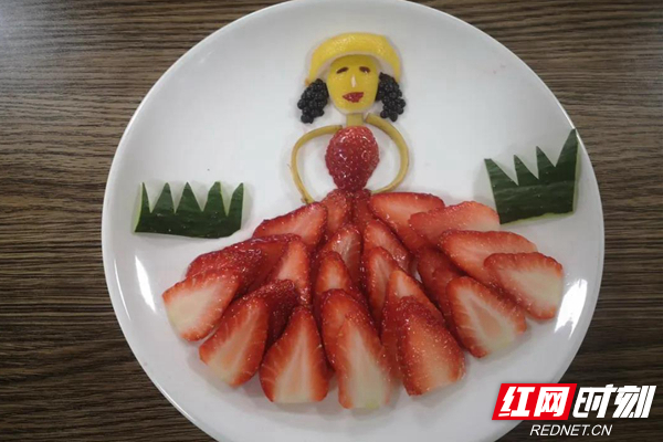 制作水果拼盘不仅需要想象力更需要通力合作,这些常见的水果,在警花们