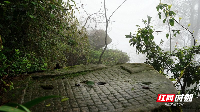 山顶棋盘石与登仙台.
