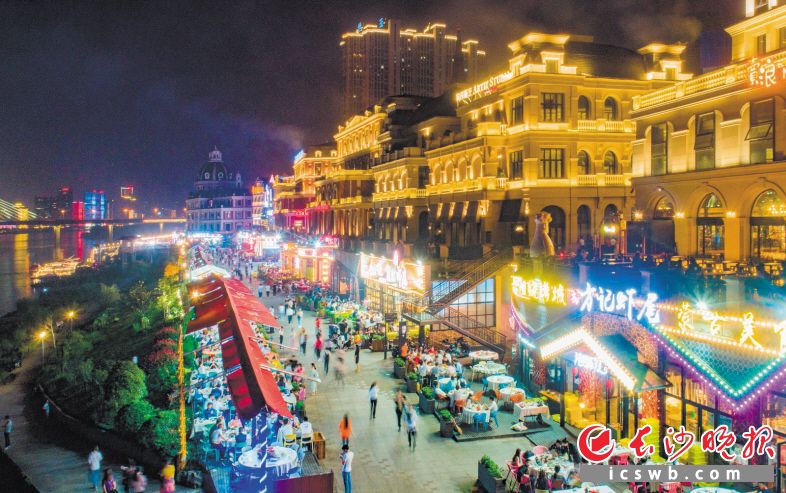 去年夏夜,渔人码头热闹非凡,游客坐在这里一边欣赏着美景一边品尝