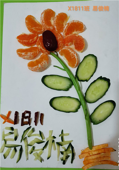 创意拼摆画为主题,一方面是希望借此提醒孩子们要均衡饮食,多吃蔬菜和