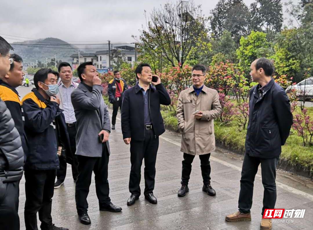 郴州市政府副市长贺遵庆(右三)获悉后,第一时间赶赴现场调度,指挥抢险