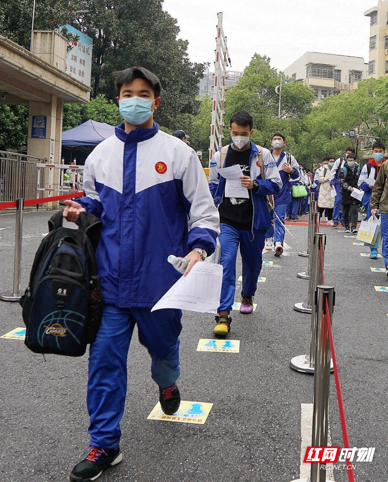 李加诺)4月6日下午2点半,在郴州市一中校门前,高三学生身穿校服,戴着