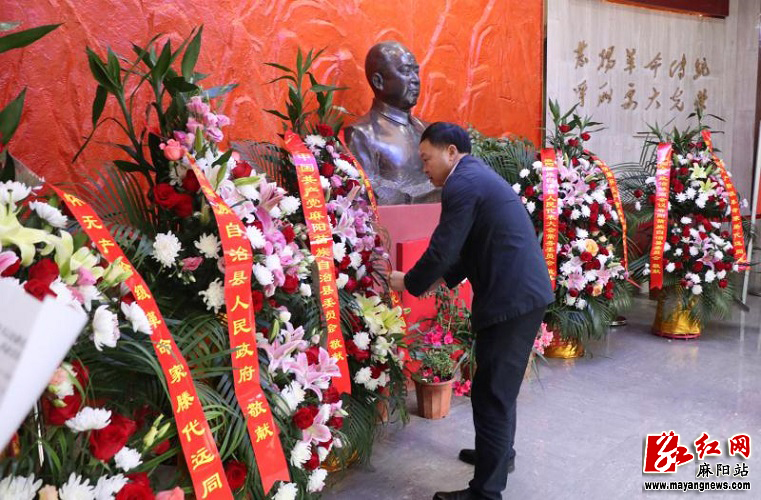 县政协主席刘黔阳等来到滕代远纪念馆,向滕代远同志铜像敬献花篮,缅怀
