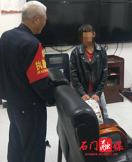 离家出走的小女孩碰到热心的李警官