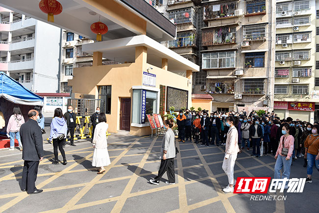 4月15日,沅陵县鹤鸣山小学全体老师模拟学生有序进校园.