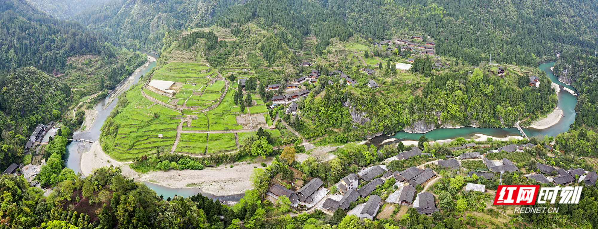 老司城遗址附近巍然的青山和清澈透底的欢流灵溪河水.