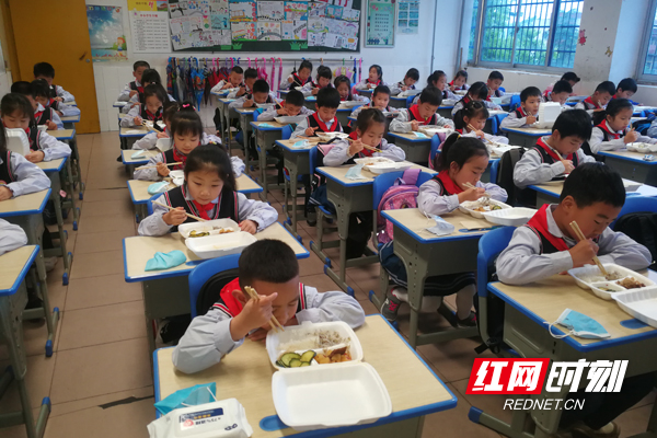 为避免人员密集,金丹实验学校采用食堂就餐和送餐两种形式,确保学生的