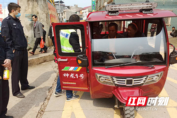 临武:综合治理三轮车乱象,查处交通违法128起