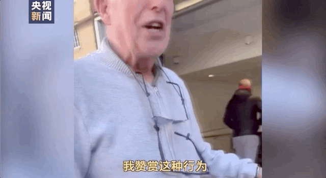 接过免费的口罩,这些老人的反应