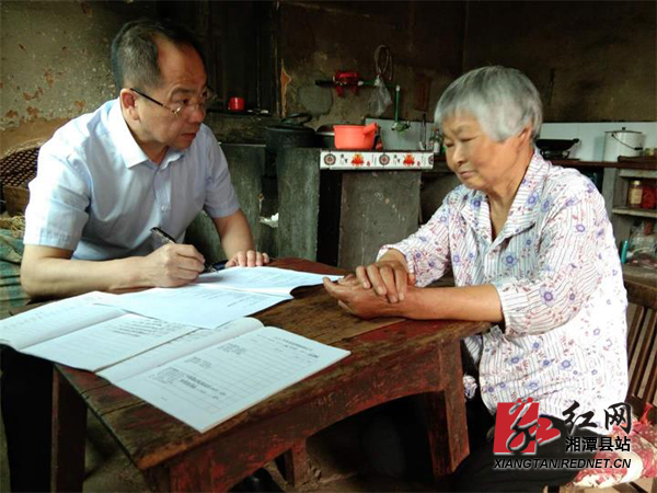 代奇峰)5月11日,县人大常委会党组书记,主任唐剑恒到射埠镇督导脱贫