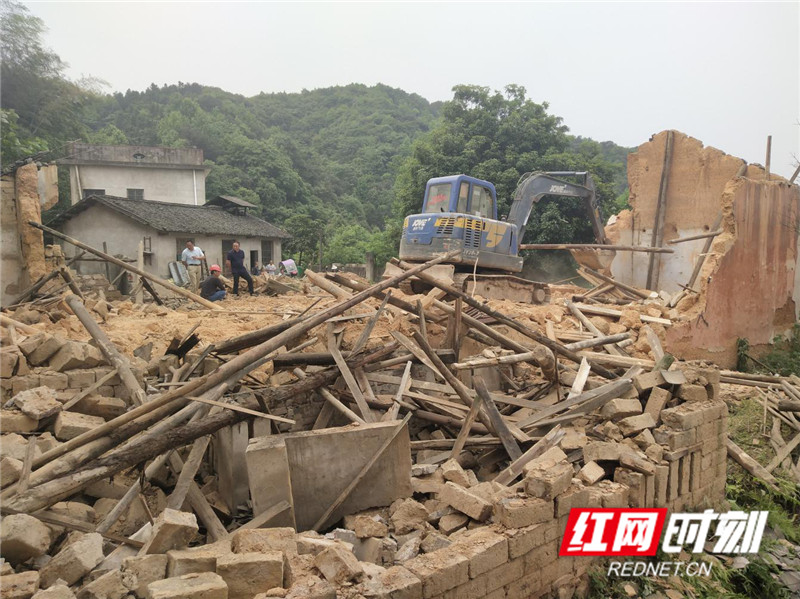 昭山镇白鹤村深入开展农村人居环境整治 扎实推进"空心房"拆除工作