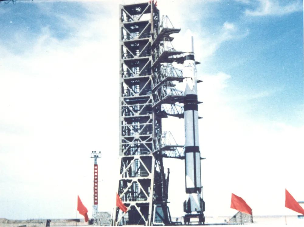 直播镜头将带大家爬上"东方红一号"卫星发射塔架,近距离观摩中国第