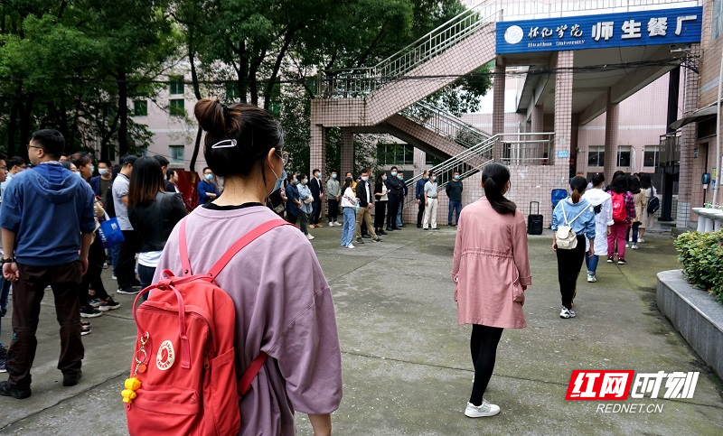 模拟学生进入食堂就餐场景(胡征 摄)