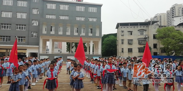 冷水滩梅湾小学举行红领巾我为你自豪新队员入队仪式