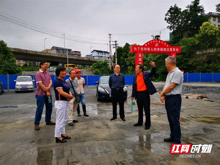 吉首市领导调研雅溪中学建设工作