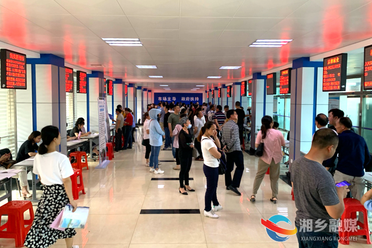 吴笛)6月2日,湘乡市首场精准扶贫招聘会在市人力资源服务中心举办