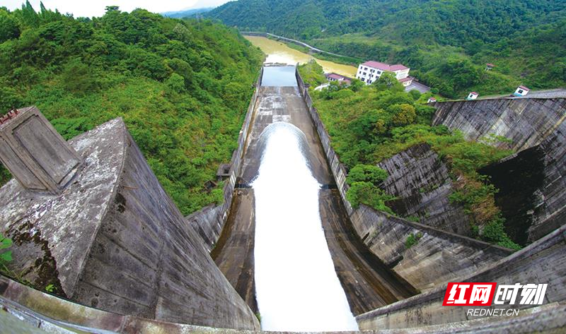 6月7日 浏阳株树桥水库三大闸同时泄洪