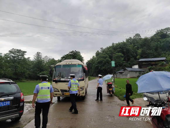 芷江交警联合多部门开展道路交通顽瘴痼疾整治行动